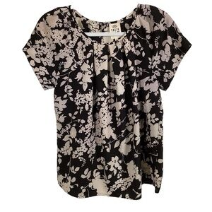 Vasia Women’s Black & Beige Floral Scoop Neck Cap Sleeves Blouse.  Size XS